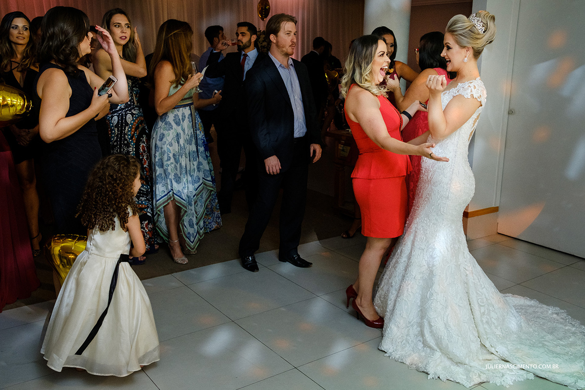 amiga da noiva cumprimentando a noiva