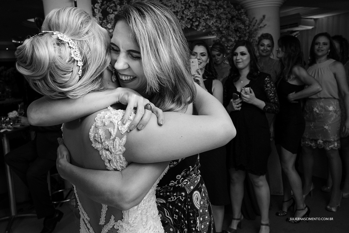 abraço forte ao cumprimentar a noiva