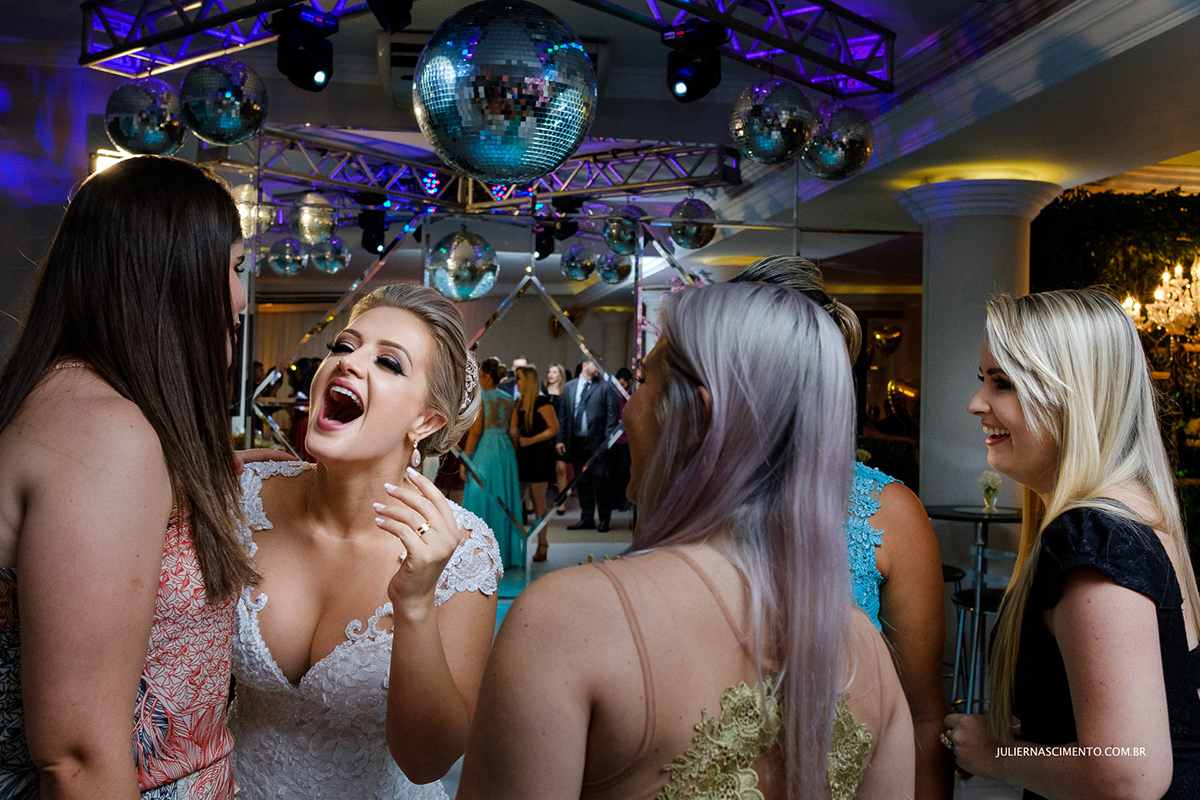 noiva se divertindo na sua festa de casamento junto com suas amigas