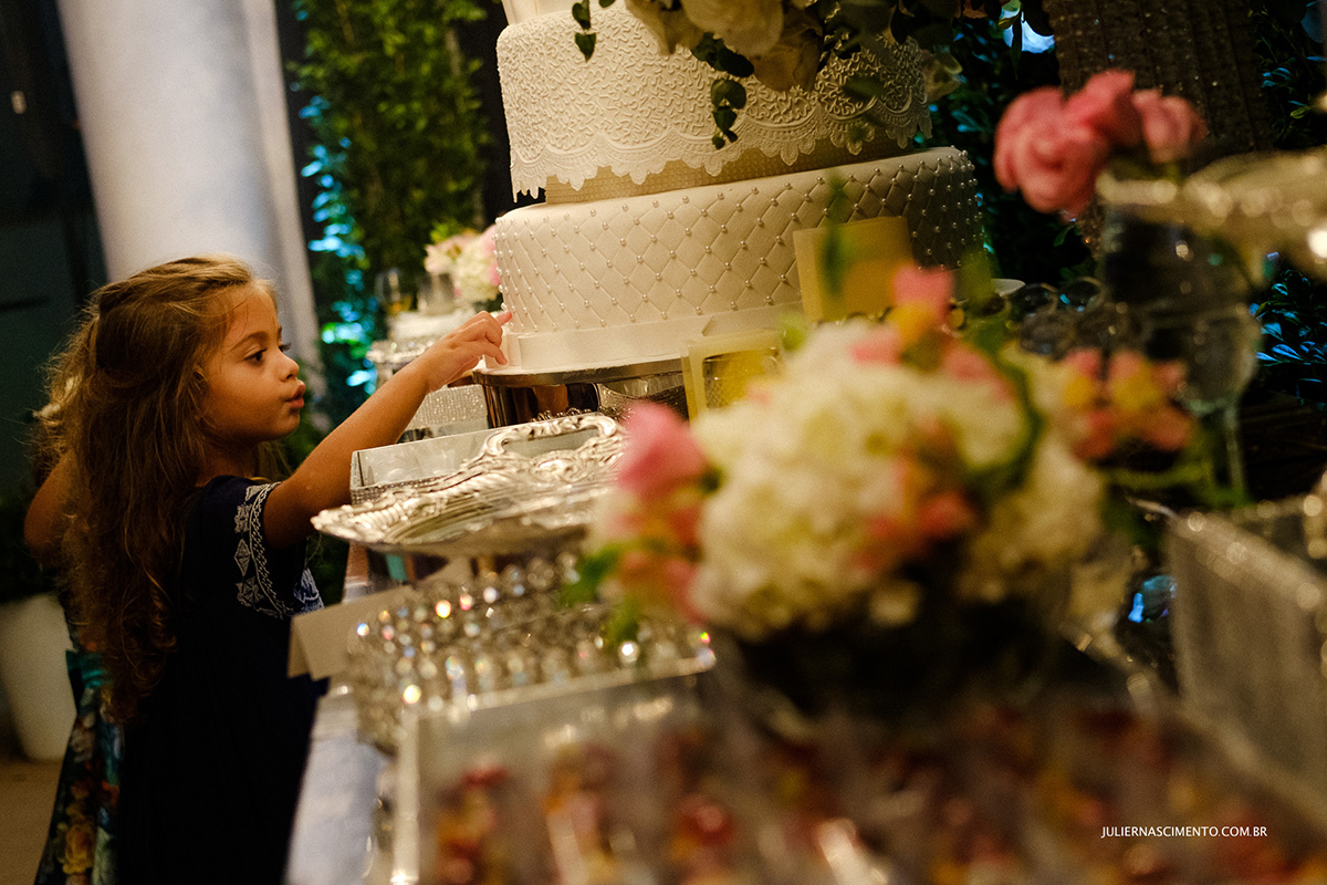 criança mexendo no bolo de casamento de Nalva Pozzatto