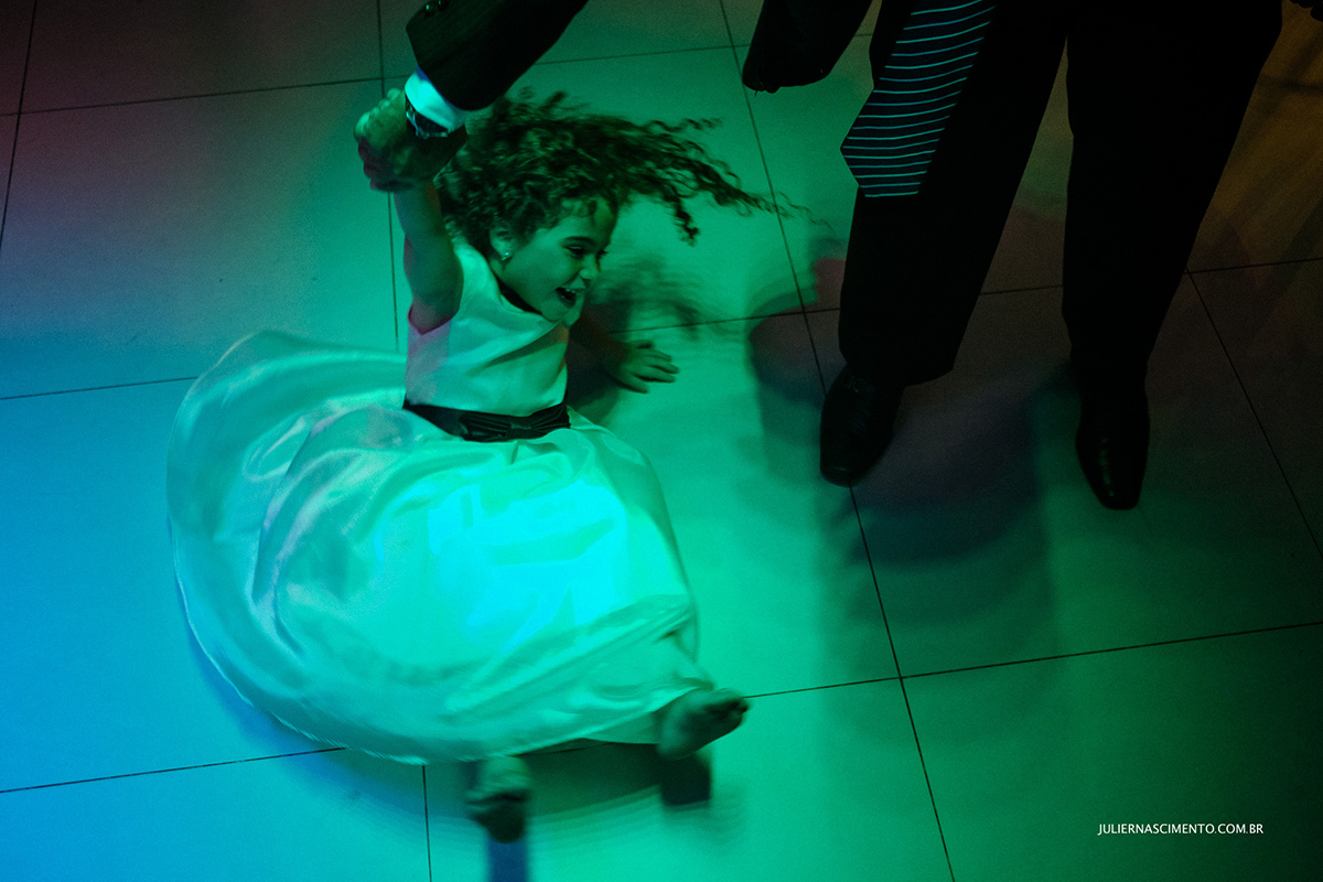 criança brincando na festa de casamento