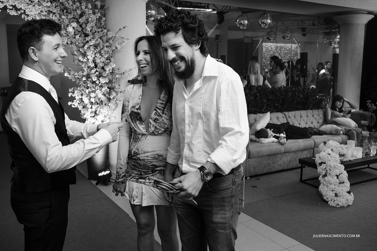 convidados de casamento conversando com o noivo