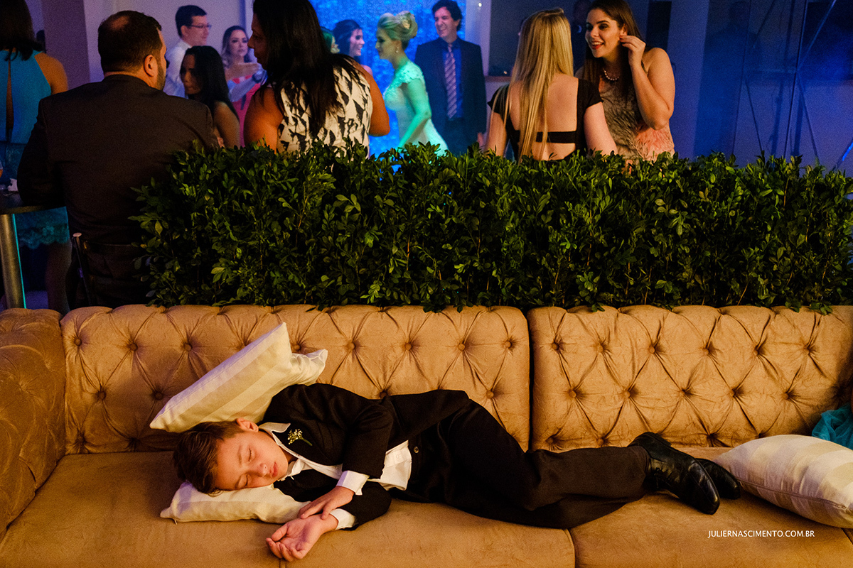 criança dormindo numa festa de casamento