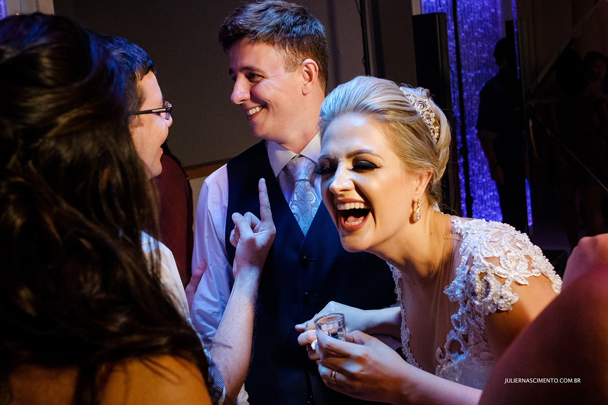 noivos felizes ao tomarem tequila na festa de casamento