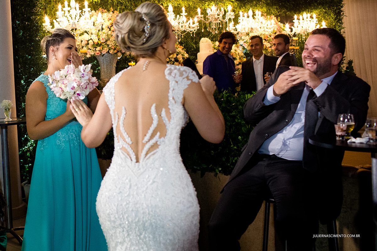 noiva entregando bouquet para amiga durante a festa de casamento
