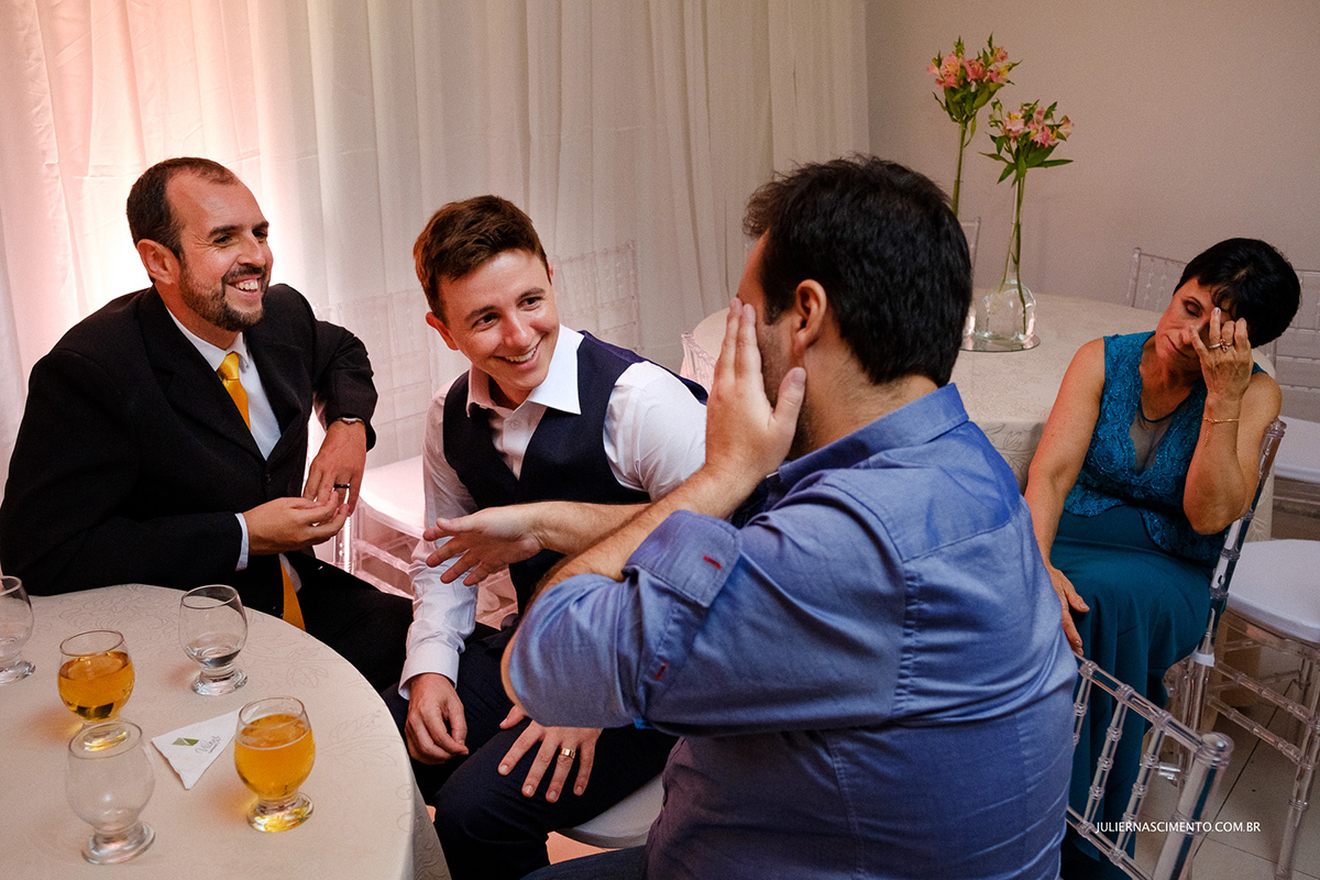 noivo conversando com amigos durante a recepção de casamento