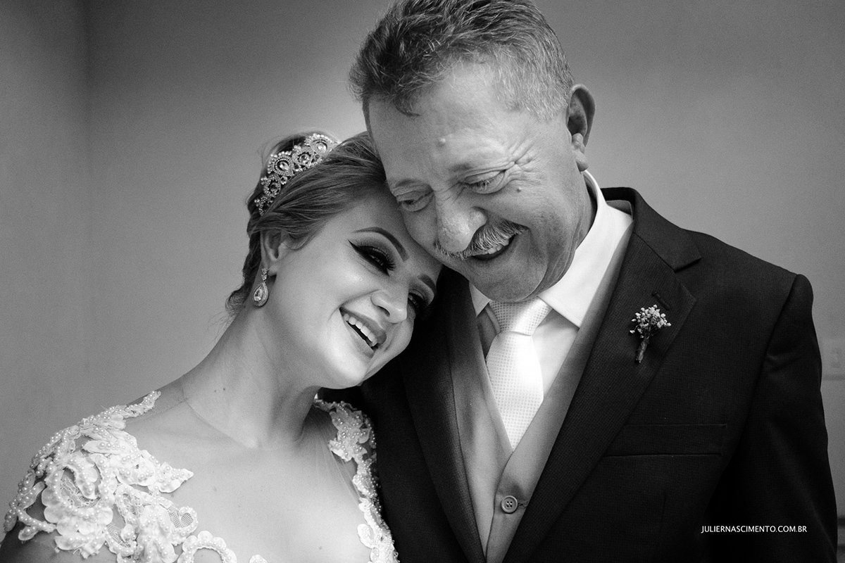 Foto preto e branco da ternura entre pai e sua filha noiva