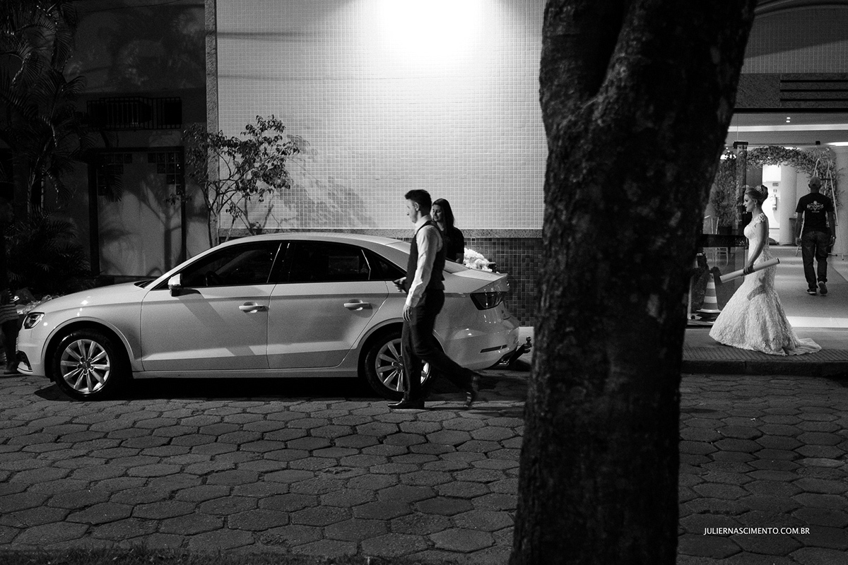 noivos entrando no carro Audi A4 em frente ao Cerimonial Vilani em Vitória-ES