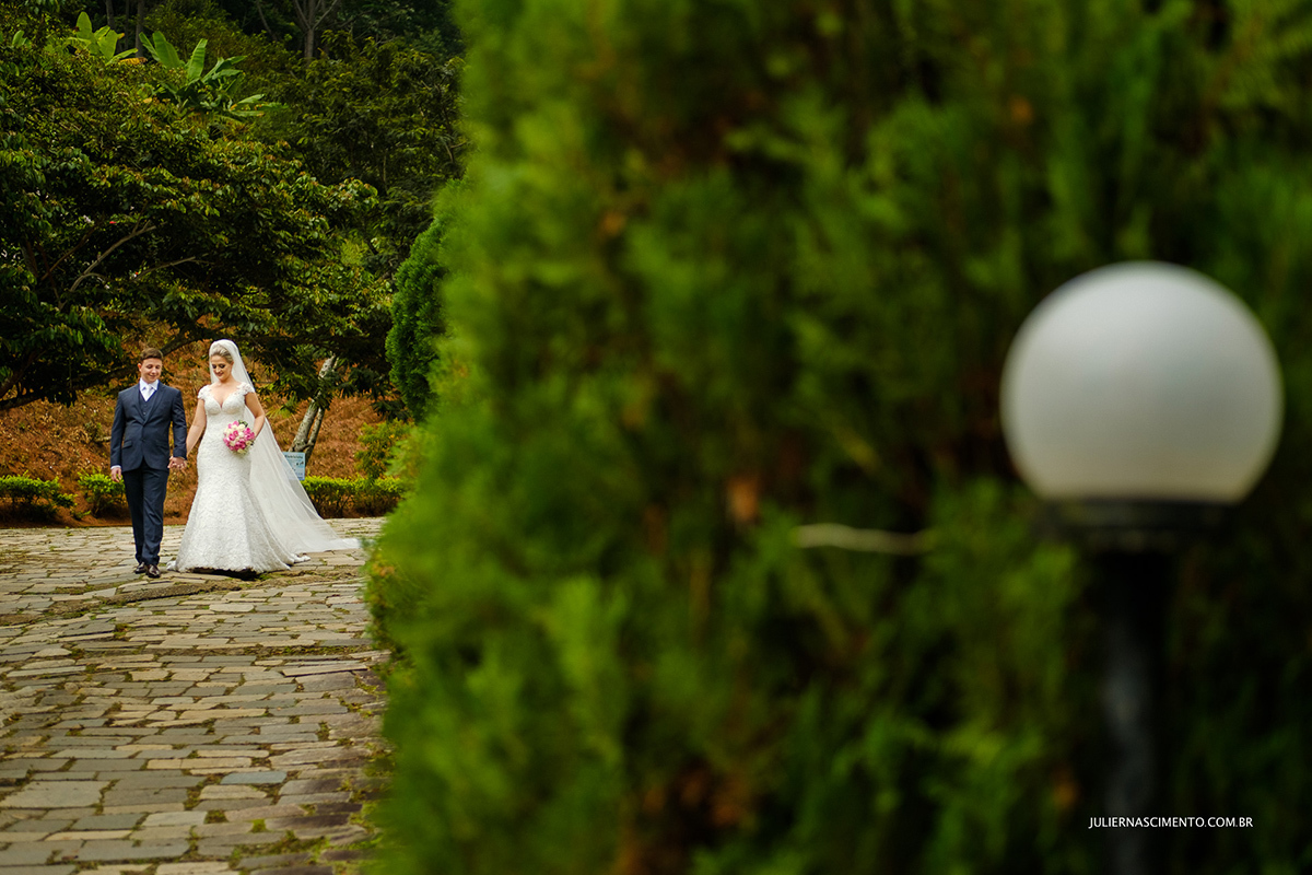 foto de noivos caminhando no jardim no ensaio externo de pós casamento no sítio santa lucia em santa teresa-es