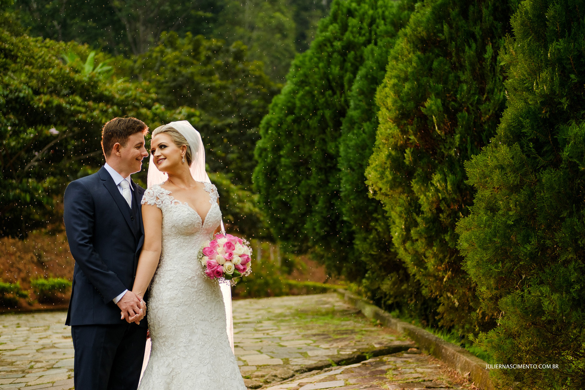 foto de noivos na chuva em ensaio externo de pós casamento na pousada em santa teresa-es