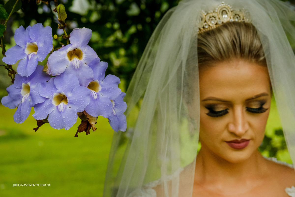 foto de noiva ao lado de flores no ensaio externo de pós casamento na pousada santa lucia em santa teresa-es