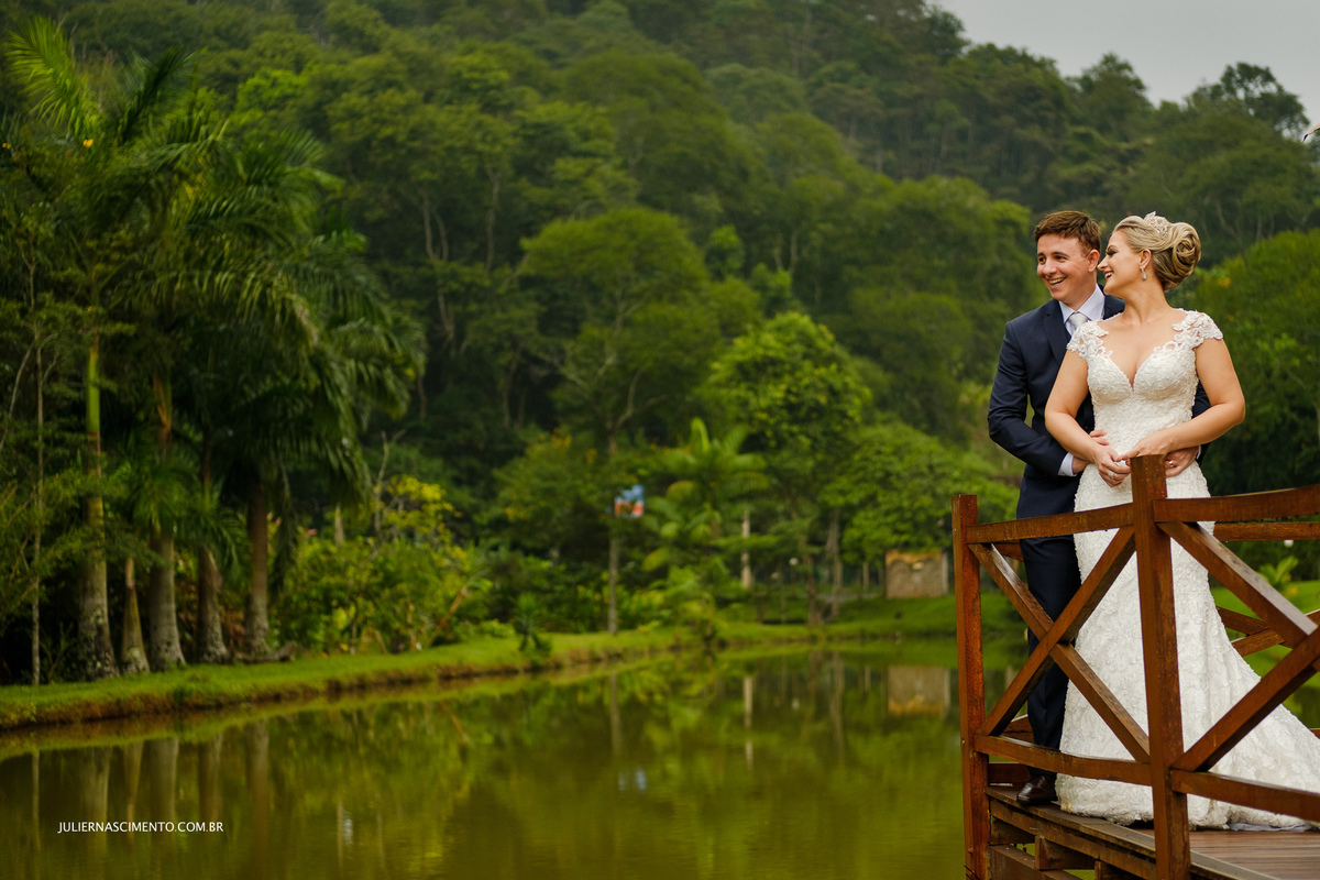 foto de noivos no lago na pousada  santa lucia em ensaio externo de pós casamento em santa teresa-es