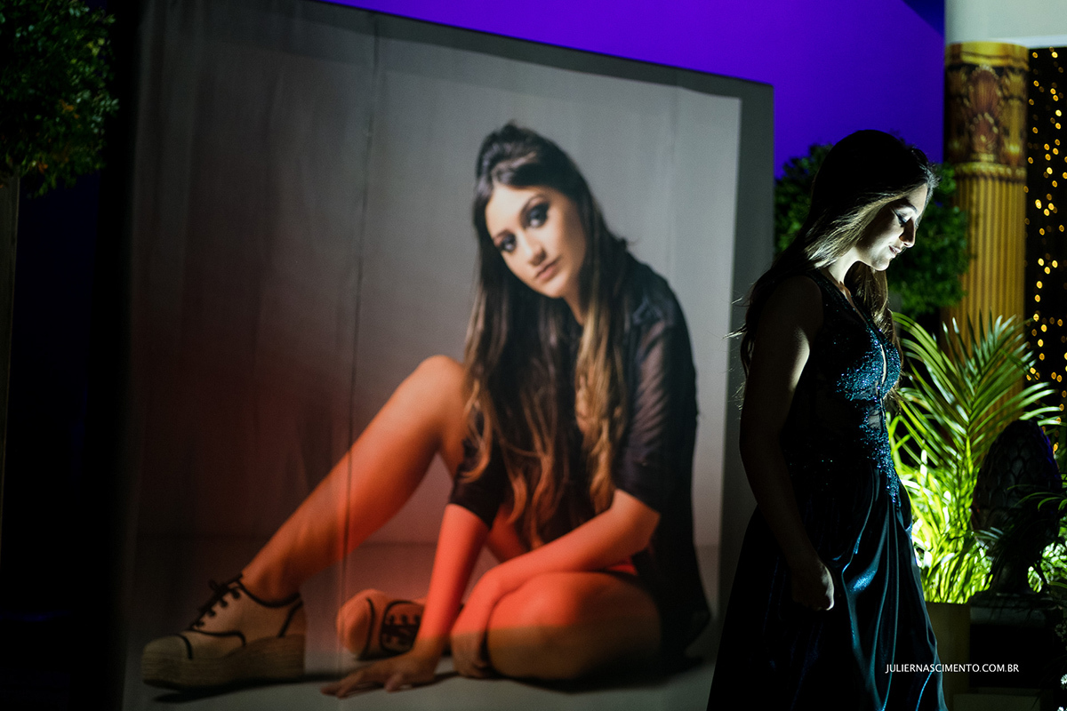 foto de debutante em frente ao banner do seu ensaio fotográfico