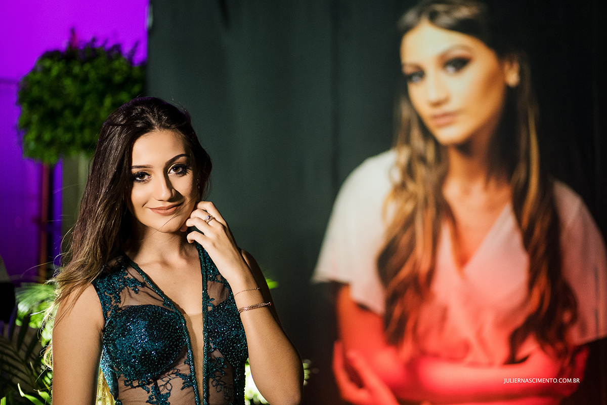 foto de debutante em frente ao poster do seu book fotográfico