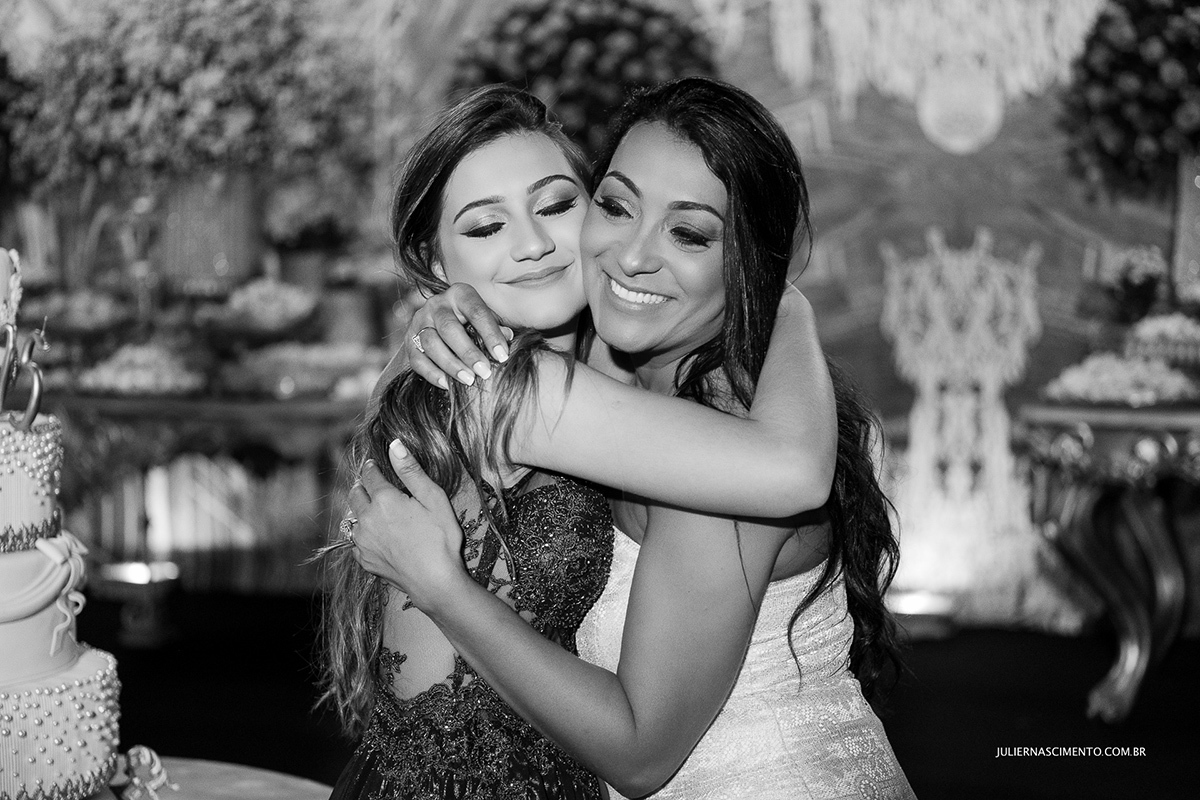 foto preto e branco de mãe e filha na festa de 15 anos