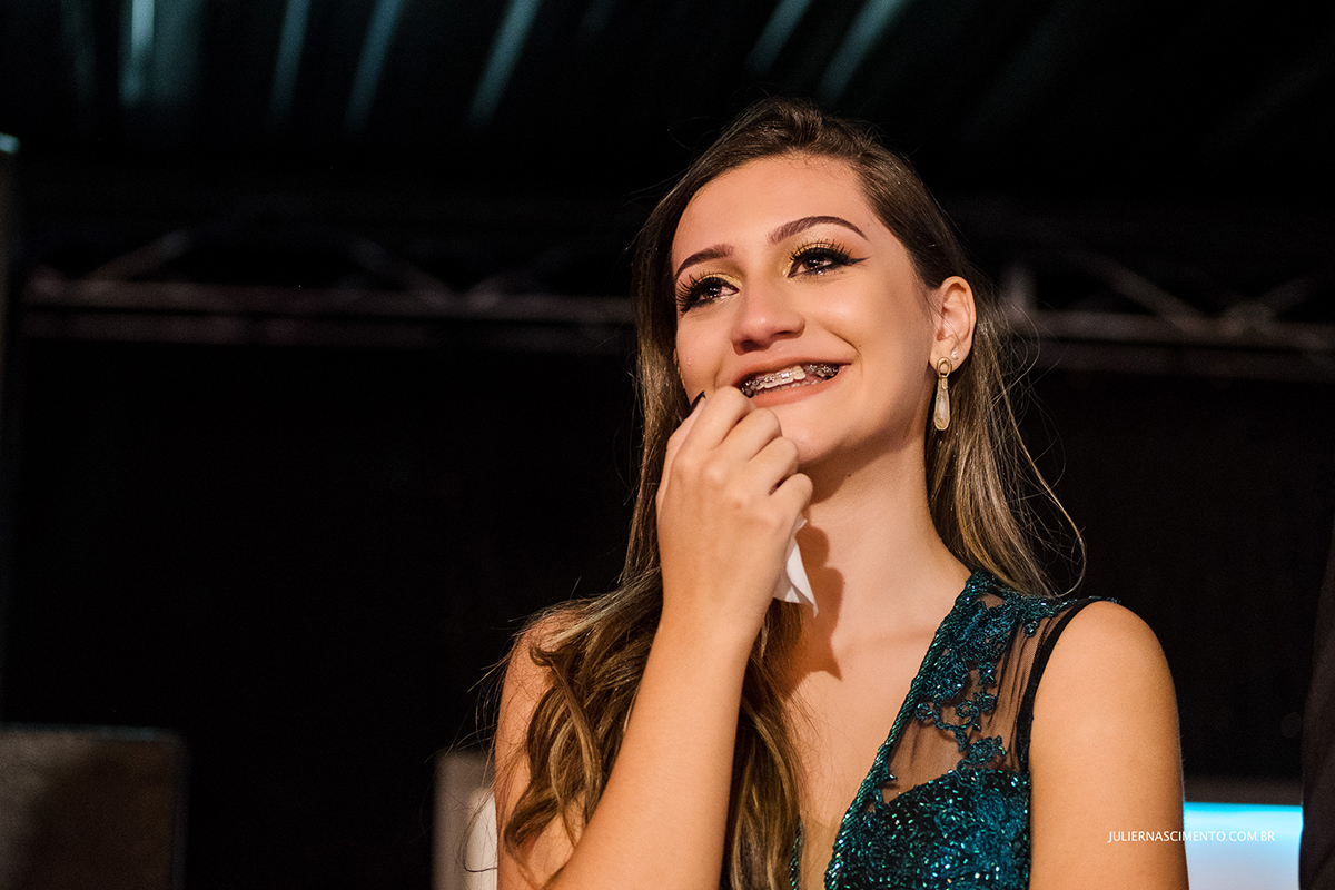 debutante emocionada durante a cerimonia de 15 anos