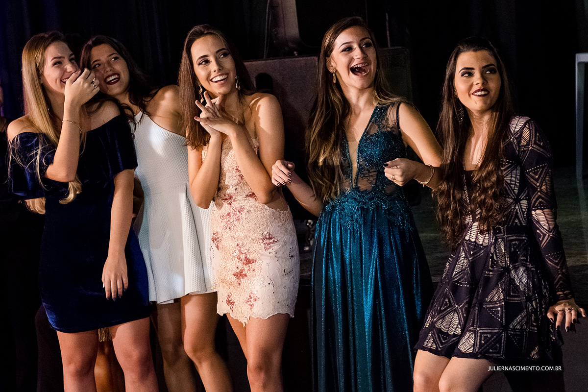 amigas felizes na festa de aniversário de 15 anos