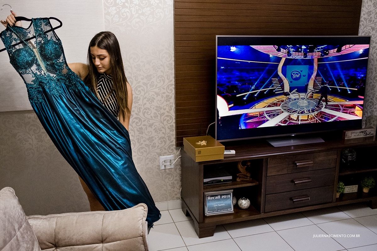 foto de debutante com seu vestido de festa de 15 anos