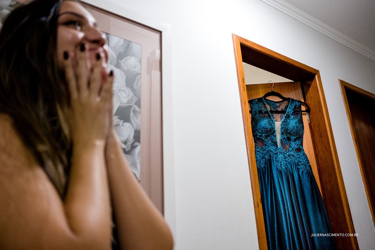 foto de debutante emocionada ao ver seu vestido de festa de 15 anos