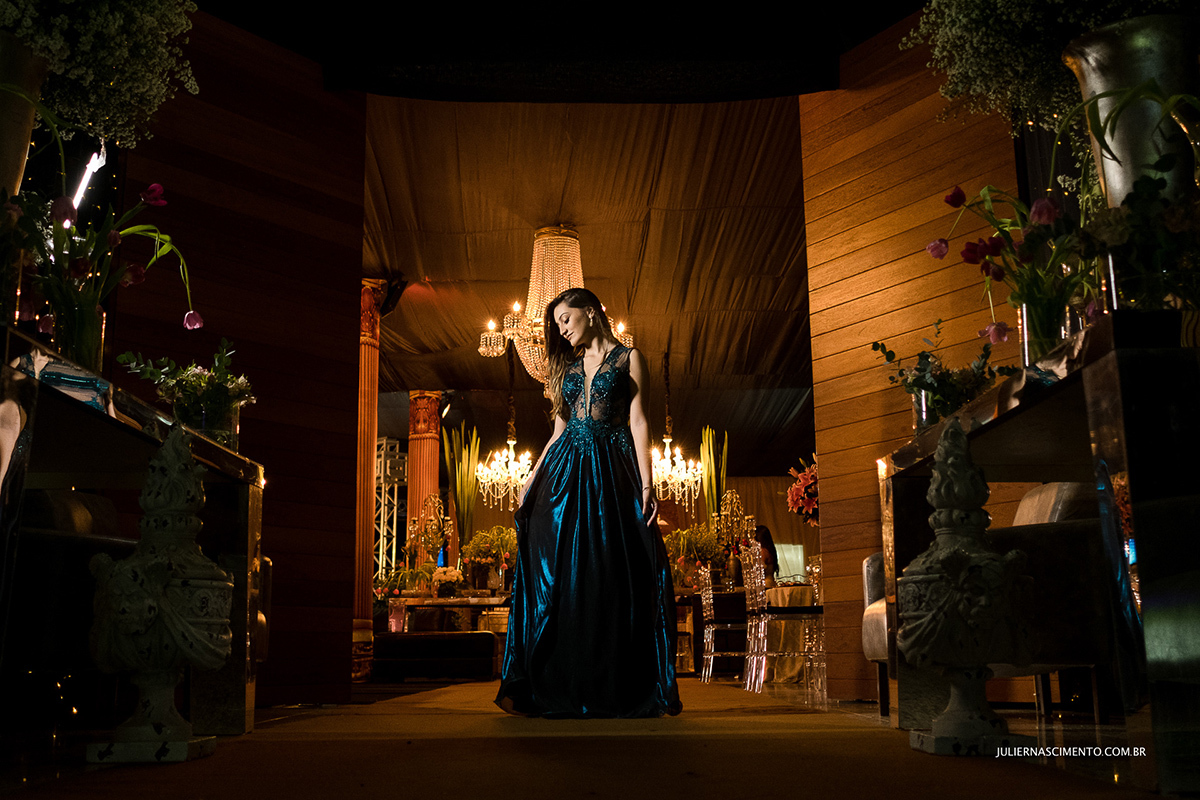 foto de debutante na entrada da festa de 15 anos