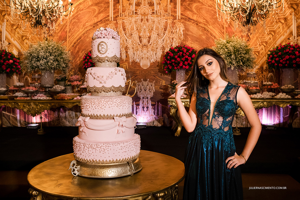 debutante na mesa de bolo na sua festa de 15 anos em baixo guandu-es