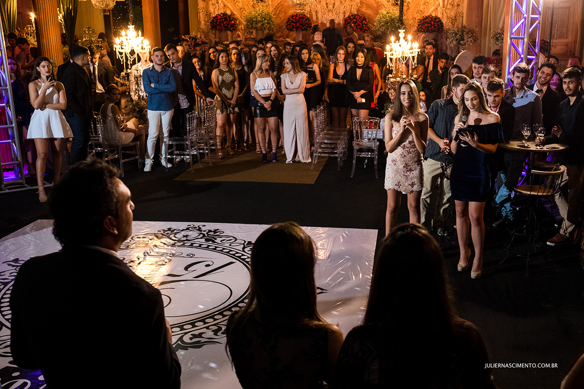 amigas fazendo homenagem a debutante em sua festa de 15 anos