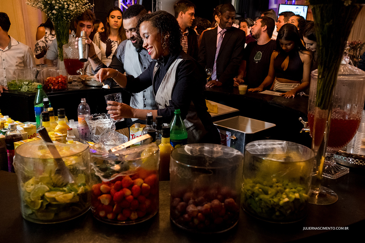 preparando drinks num evento de 15 anos