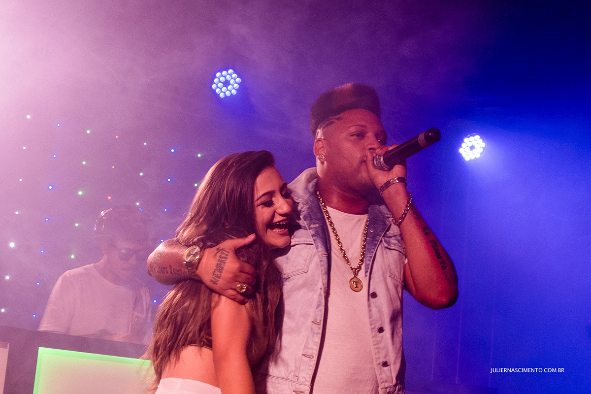 debutante abraçada com mc tarapi no baile de 15 anos