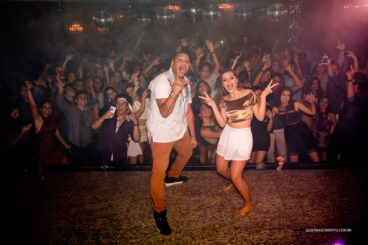 debutante junto com os amigos e o mc tarapi no baile de 15 anos