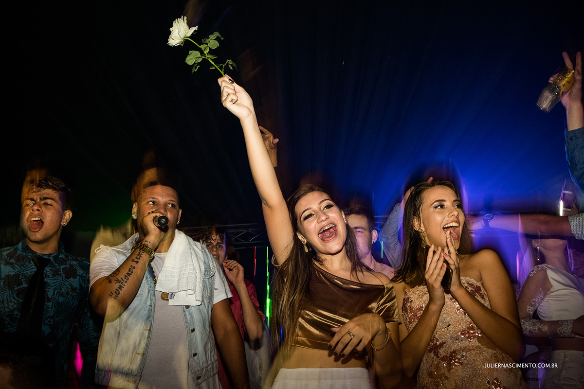 debutante gritando junto com mc tarapi no baile de 15 anos
