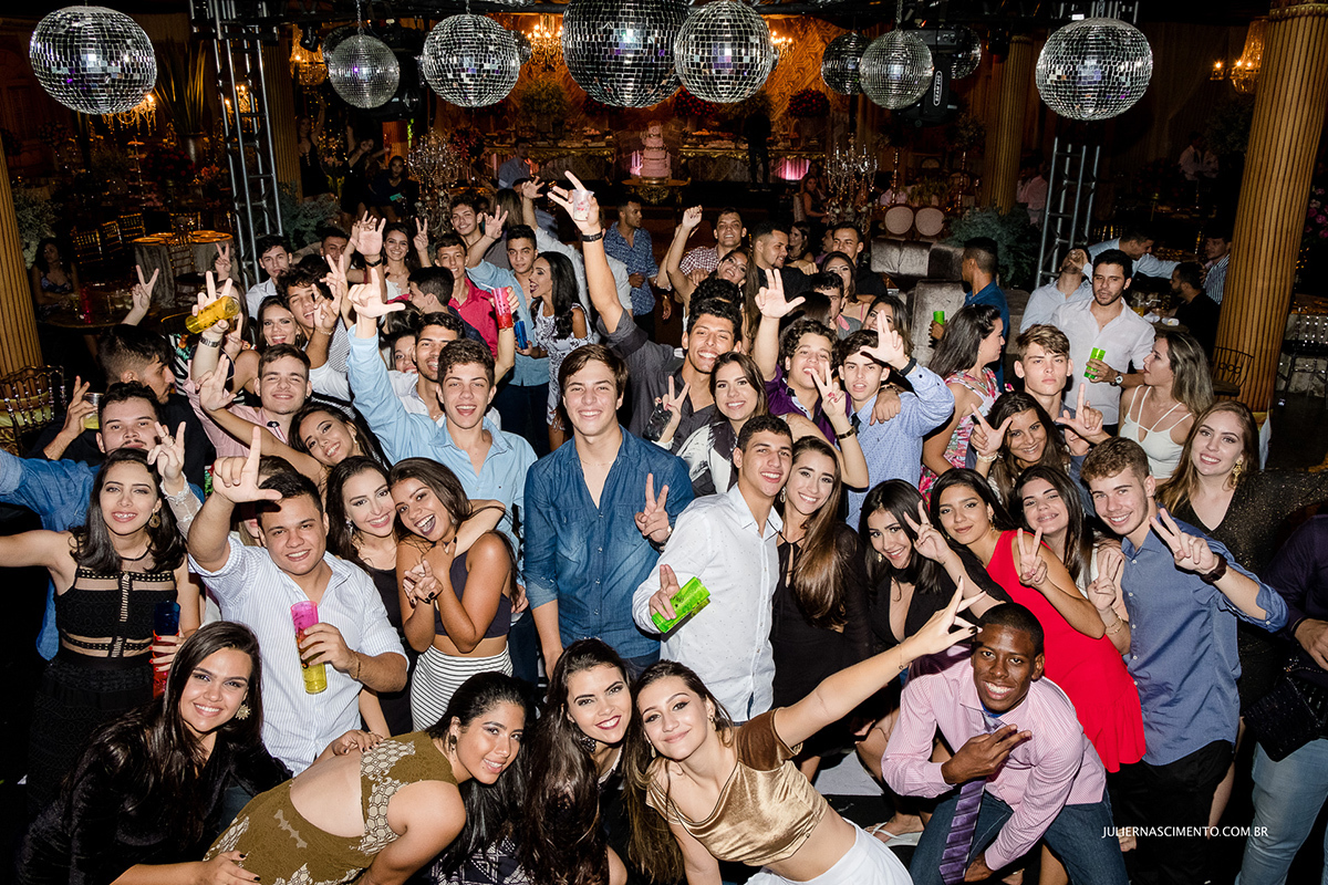 foto de um grupo de adolescentes numa balada de 15 anos