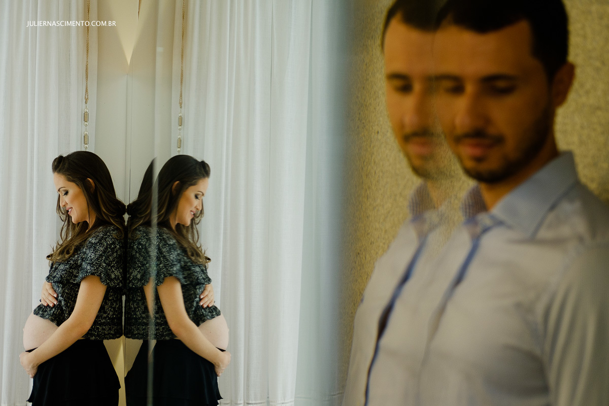 foto de casal grávidos com imagem refletida no espelho, em casa no ensaio lifestyle em colatina - es