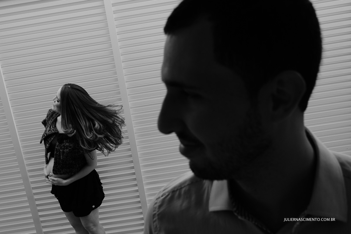 foto preto e branco de casal gestante em casa no ensaio lifestyle em colatina - es