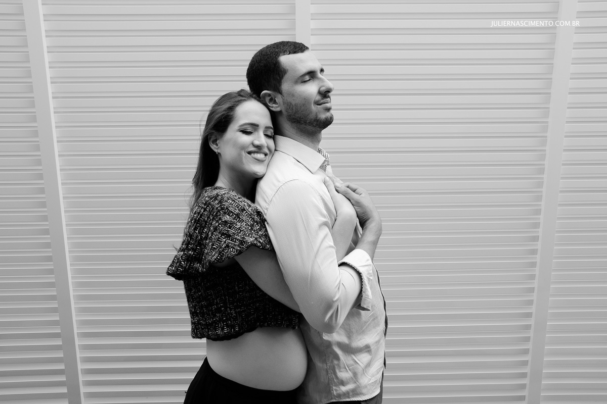 foto preto e branco de grávidos em casa no ensaio lifestyle em colatina - es