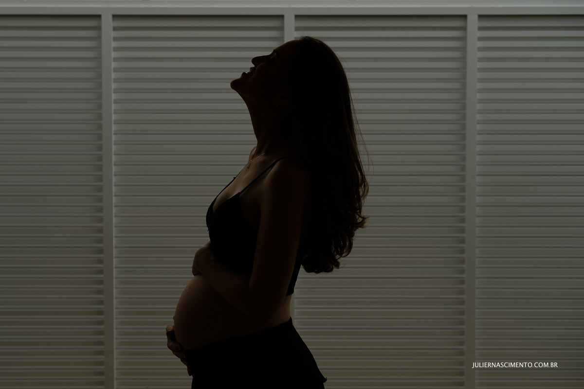 silhueta de gestante em casa no ensaio lifestyle em colatina - es