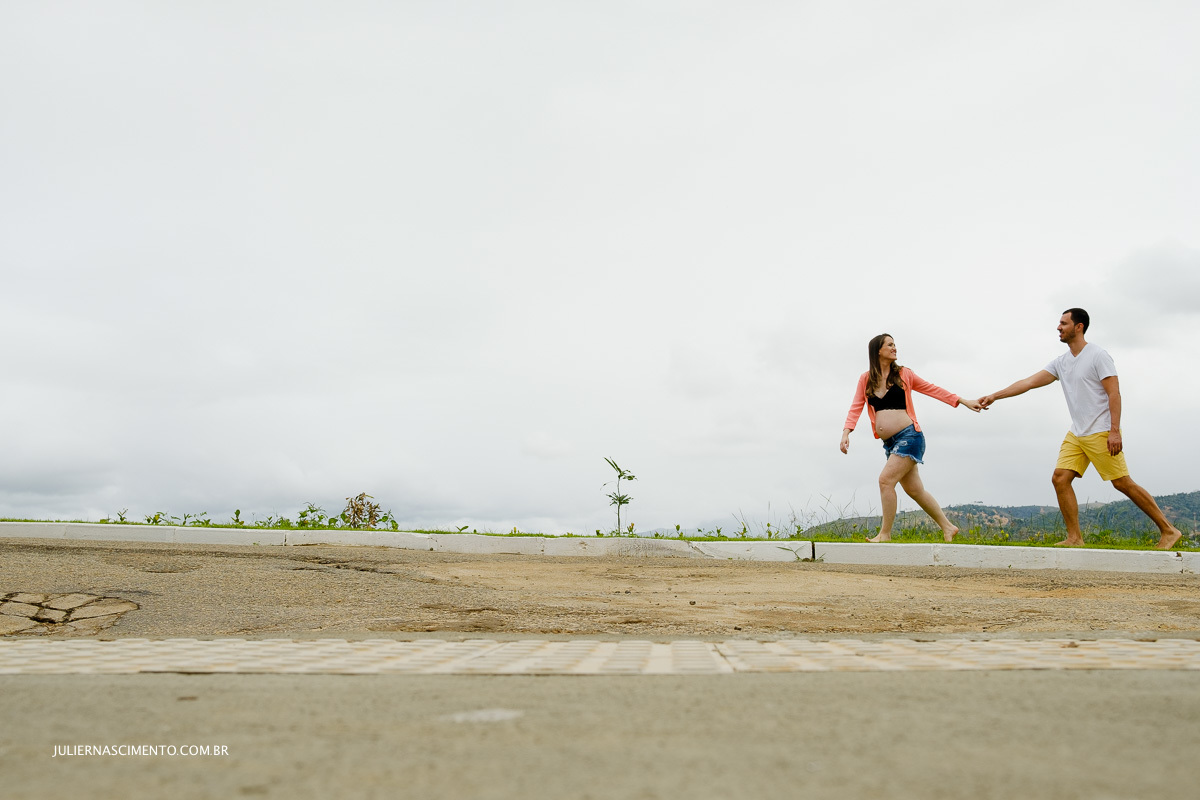 foto de casal gestantes caminhando na rua em colatina - es