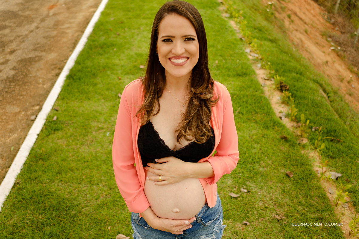 Foto de grávida na grama verde na cidade de colatina -es