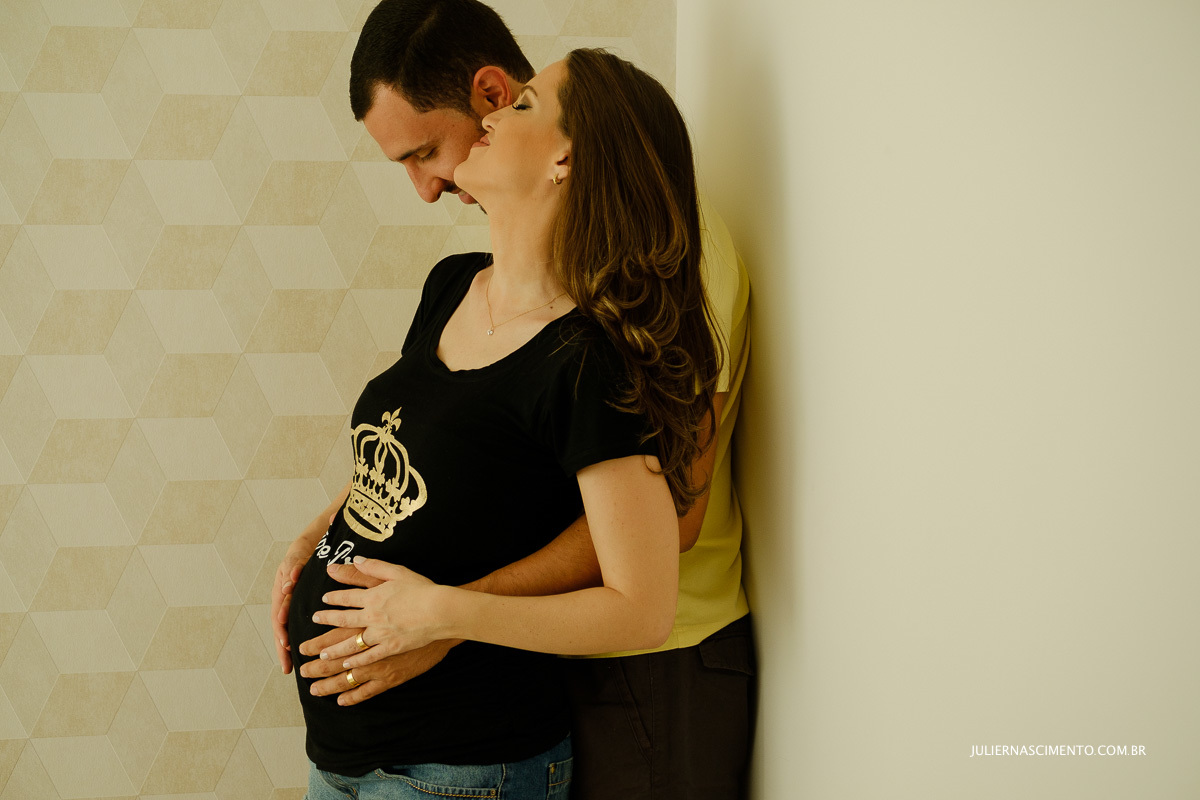 foto de casal gestante em casa no ensaio lifestyle em colatina - es