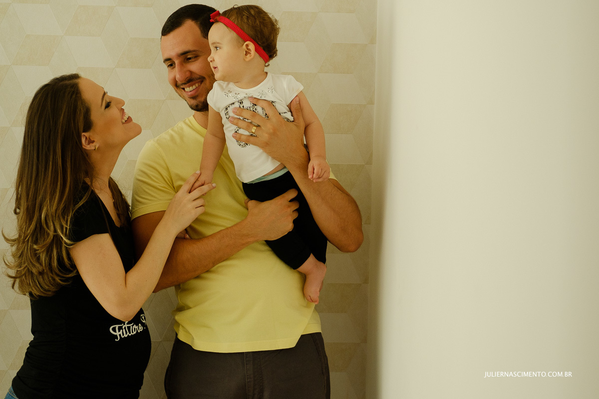 foto de casal com filha gestante em casa no ensaio lifestyle em colatina - es