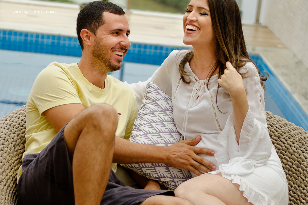 foto de casal gestante externa em casa no ensaio lifestyle em colatina - es
