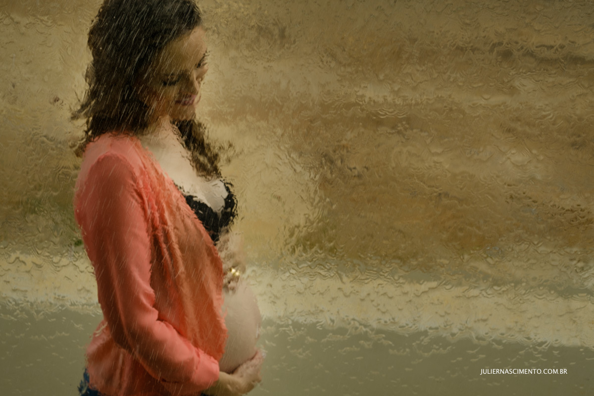 foto de gestante no vidro escorrendo água em colatina - es