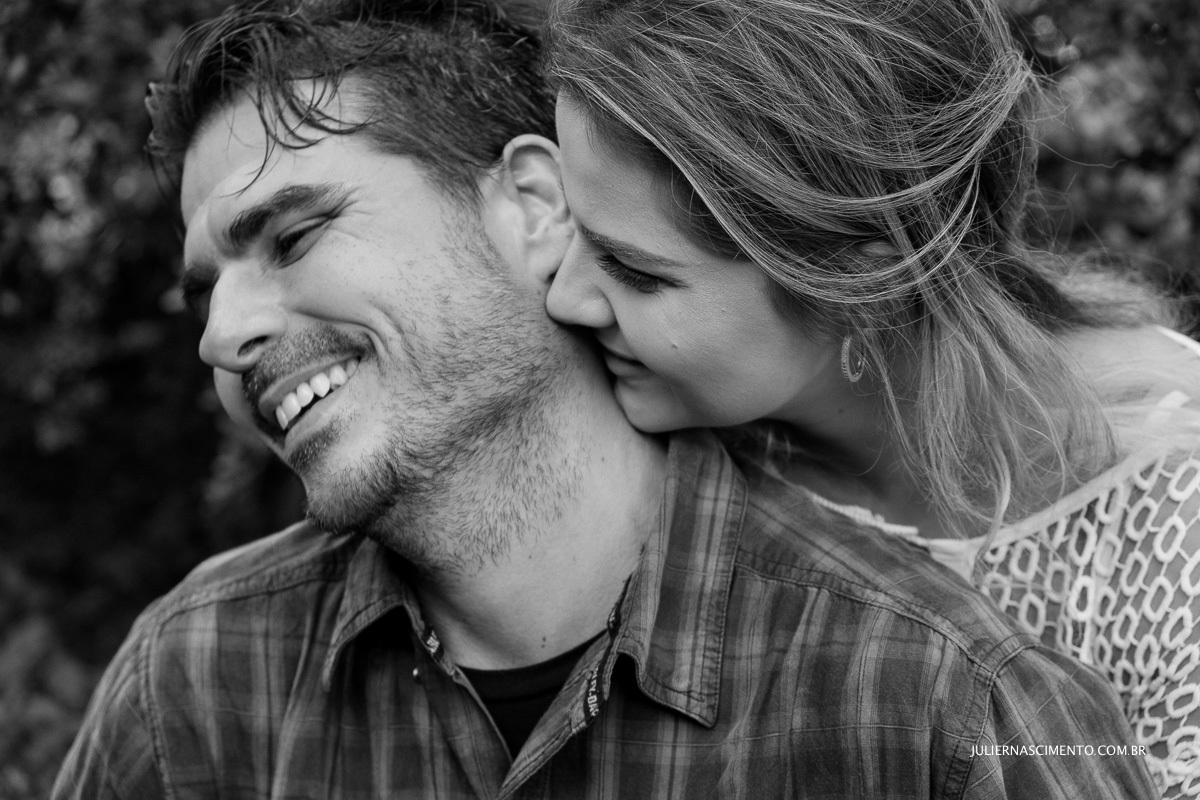 Ensaio pré casamento em baixo guandu-es, a noiva está fazendo carinho no noivo