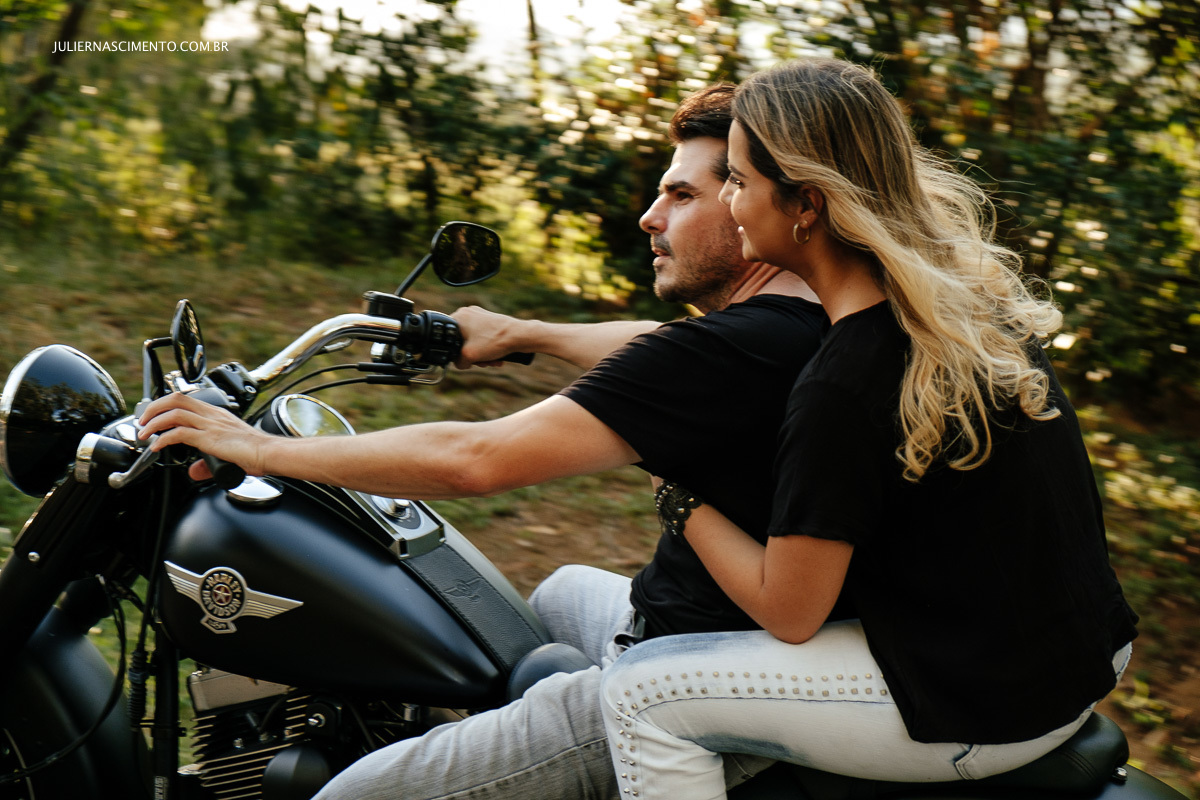 Ensaio pré wedding em baixo guandu-es na fazenda fontenelle e casal andando de moto harley davidson fat boy