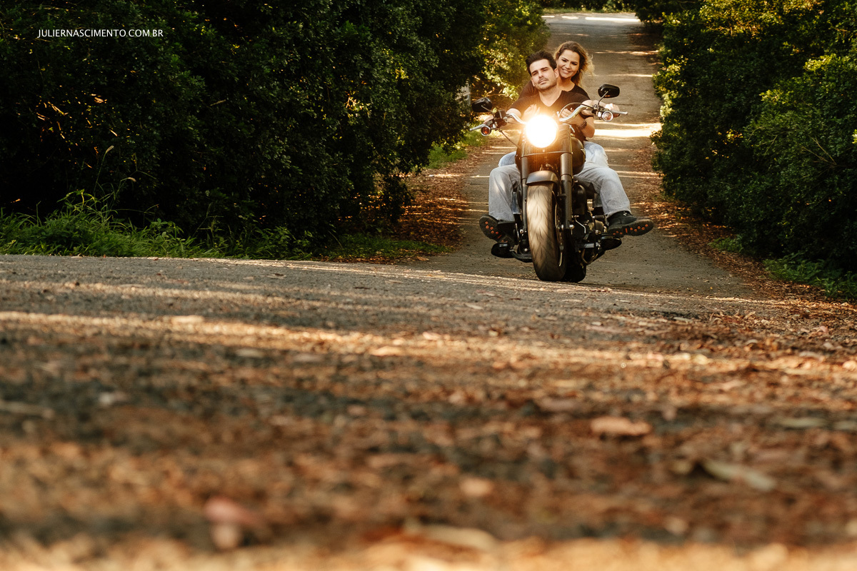 Ensaio pré casamento em baixo guandu-es na entrada da fazenda fontenelle, o casal paseeia na moto harley davidson fat boy