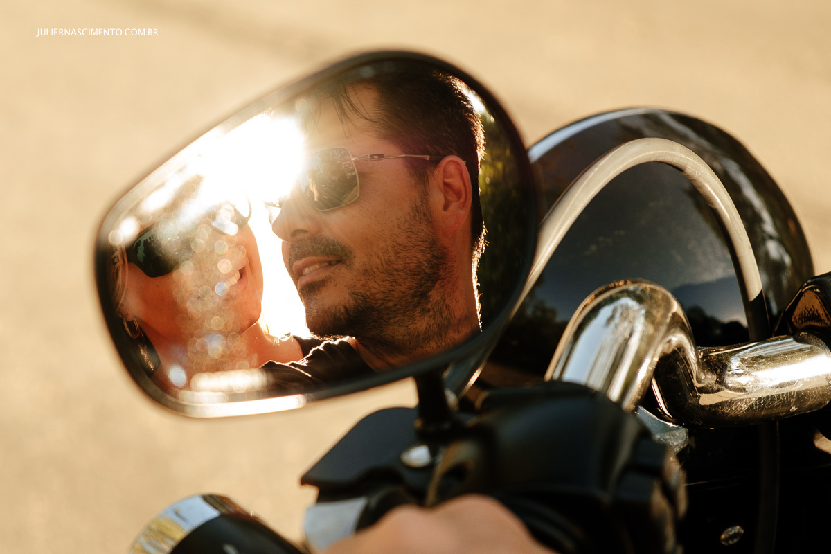 Ensaio pré casamento em baixo guandu-es casal no retrovisor da moto harley davidson fat boy