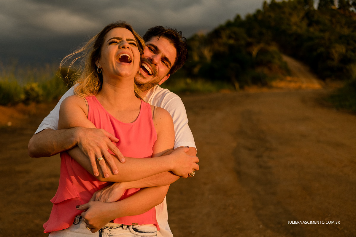 foto de casal felizes no seu ensaio pré casamento em baixo guandu-es na rampa do monjolo 