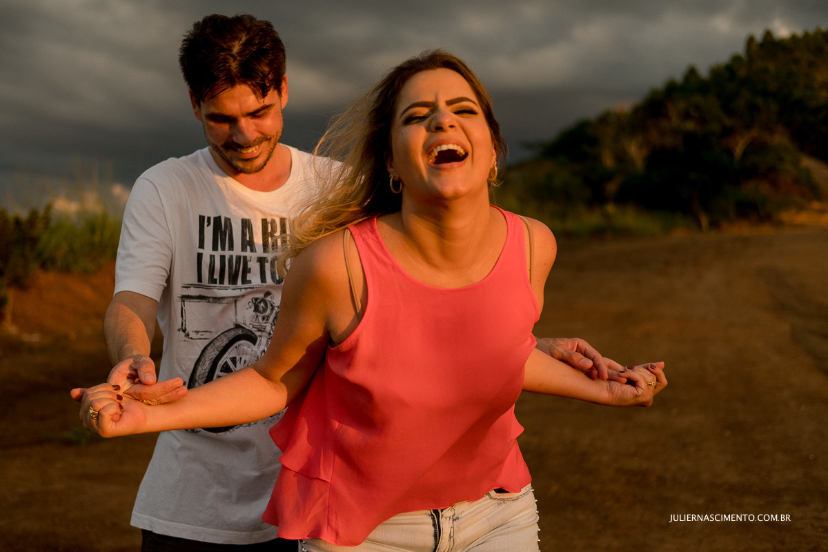 foto espontanea do ensaio pré casamento em baixo guandu-es rampa do monjolo