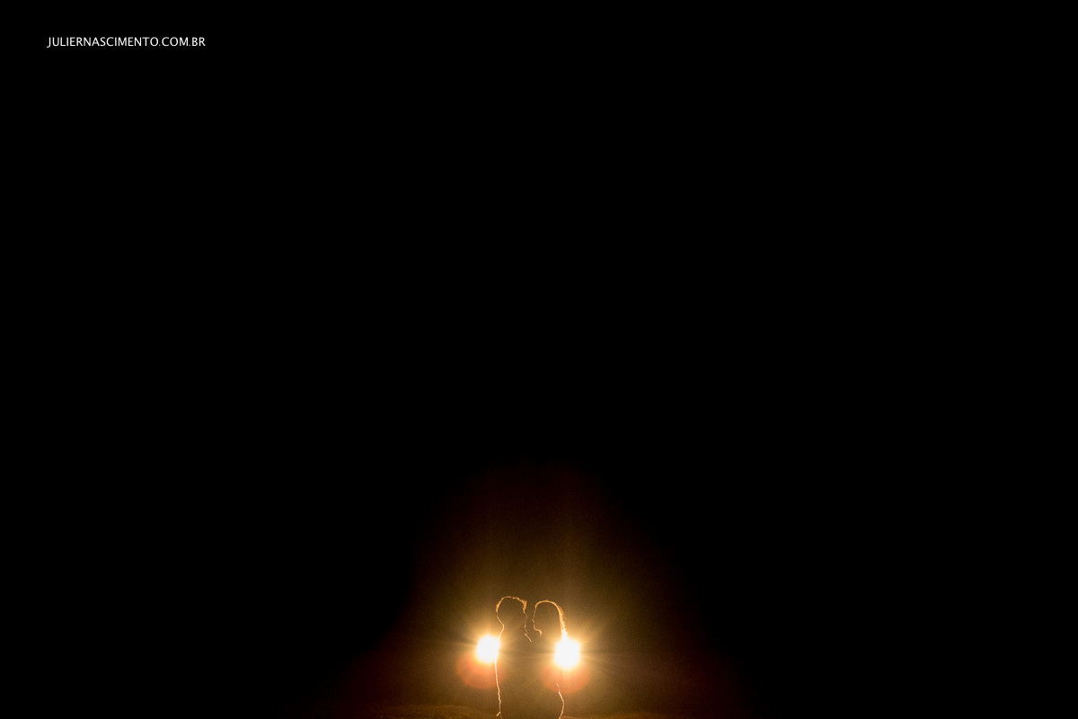 foto com farol de carro em ensaio pré wedding a noite na cidade de baixo guandu-es