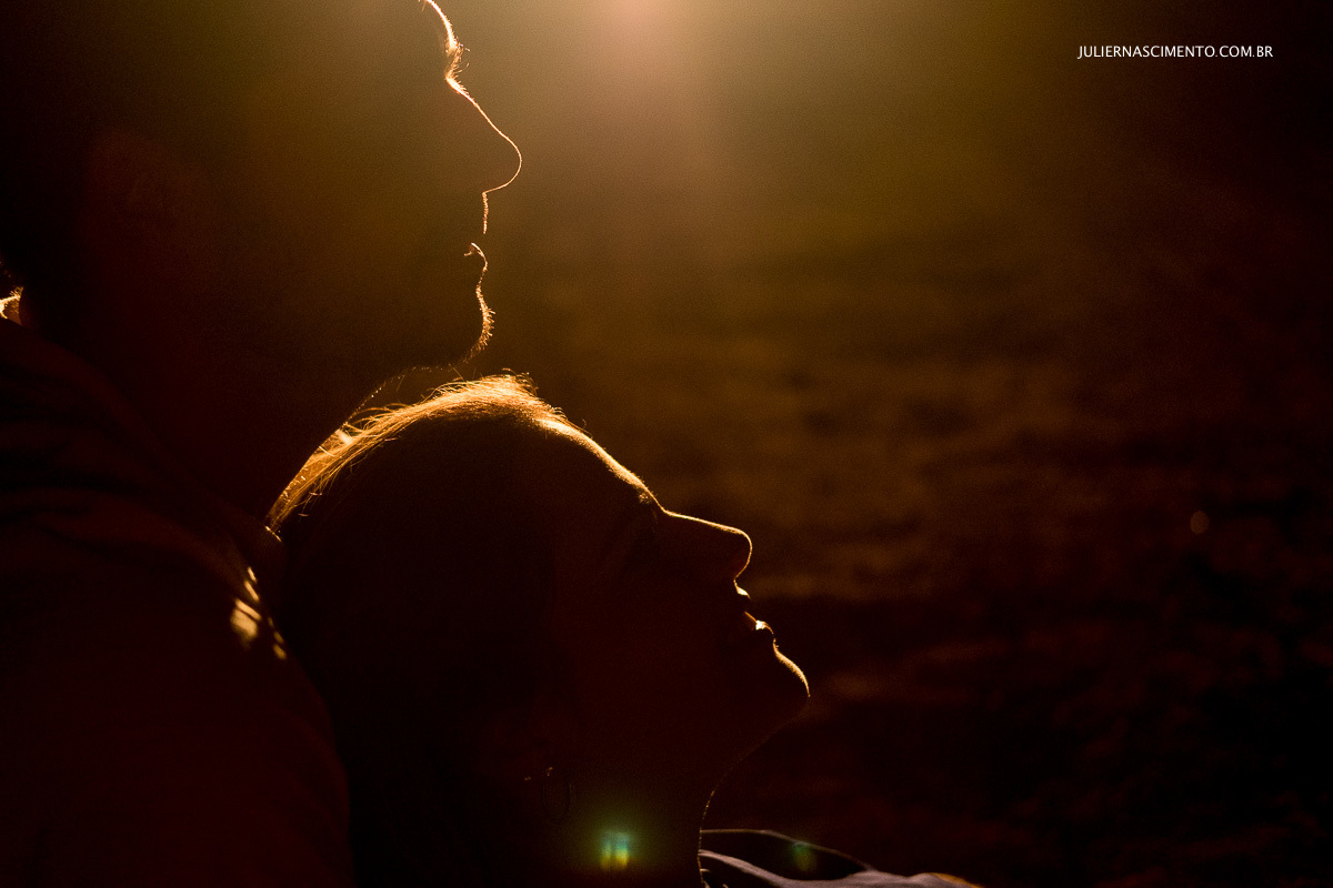 silhueta do casal em ensaio pré casamento em baixo guandu-es