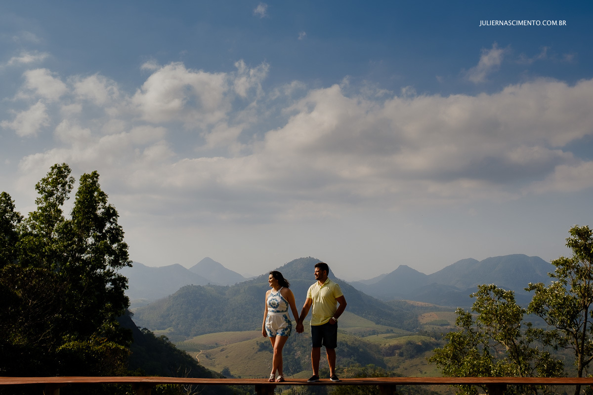 Foto de ensaio de pré casamento com vista das montanhas no mosteiro zen budista morro da vargem no espirito santo.